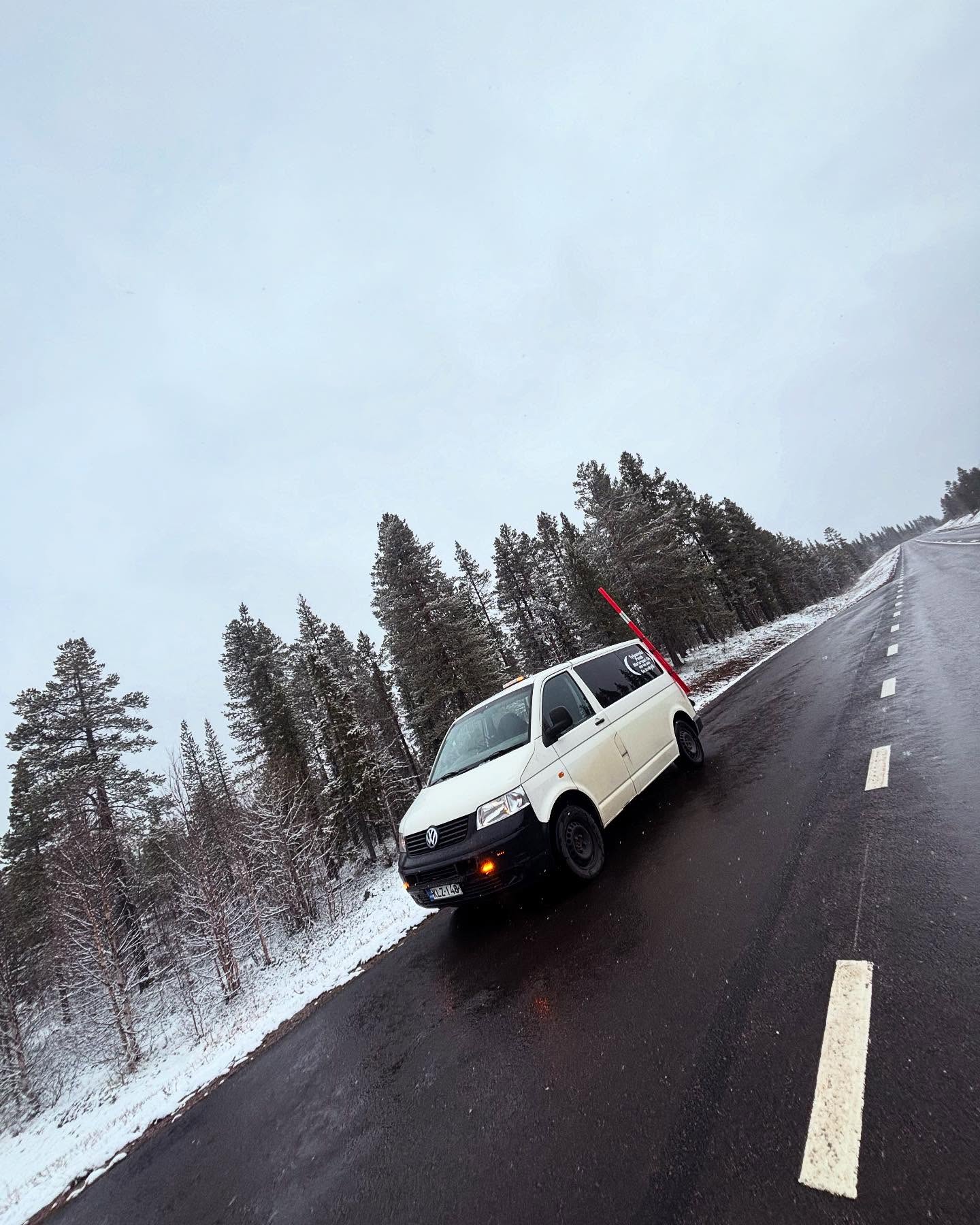 Hei,
Aurausviittoja ollaan oltu keräilemässä Ruotsin puolella
Pajalan ja Jällivaaran alueella.
Tänä vuonna ollut huono keli! Vettä satanut ja tietenkin lunta - räntää muutama sentti. Kädet jäässä ja palelee.
Tämmöistä tämä viittojen keruu on..
Ei sovi nämä hommat kaikille! 👍
#pajala #jällivaara #gällivare #aurausviitoitus #viitoitus #viitta #ruotsi #työpalvelu