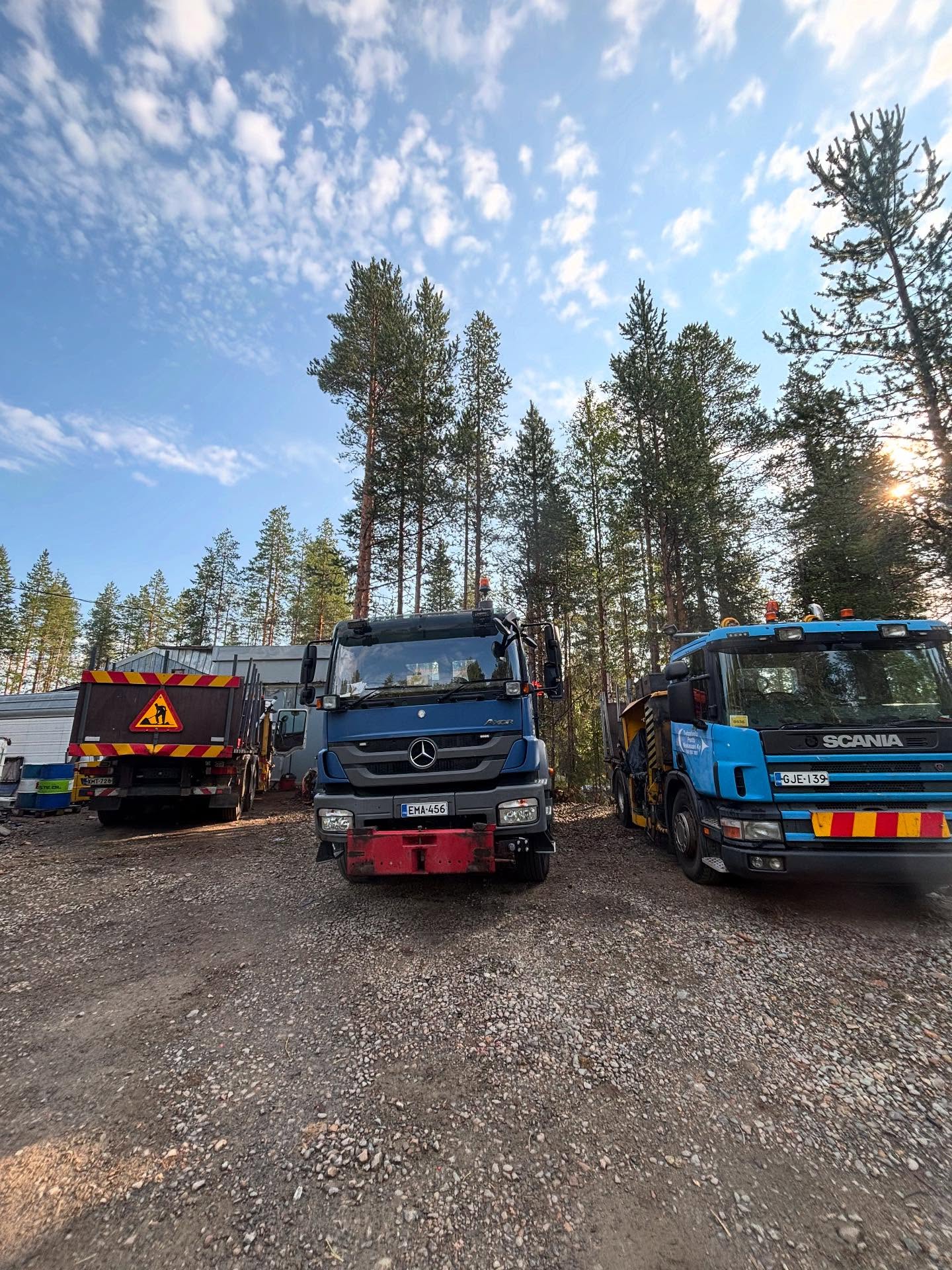 Hei,
Tässä ollaan valmisteltu tulevaa vuoden 2025 aurausviitoitus sesonkia!
Ollaan katsastettu, korjailtu ja kehitetty paremmaksi laitteita tässä muutaman viikon aikana.
Mutta vaikka kuinka korjailisi, niin aina joku menee rikki sitten työtä tehdessä.
Ensimmäinen aurausviitoitus kalusto lähtee tässä vähän yli viikon kuluttua. Meidät voi bongata esimerkiksi Kittilästä, Muoniosta, Kolarista, Kilpisjärveltä, Ivalosta ja Utsjoelta.
Ei meillä muuta..
#aurausviitoitus #viitoitus #aurausviitta #aurauskeppi #auraus #syksy #sesonki #sodankylä #petkula #työpalvelu #kittilä #muonio #ivalo #kolari