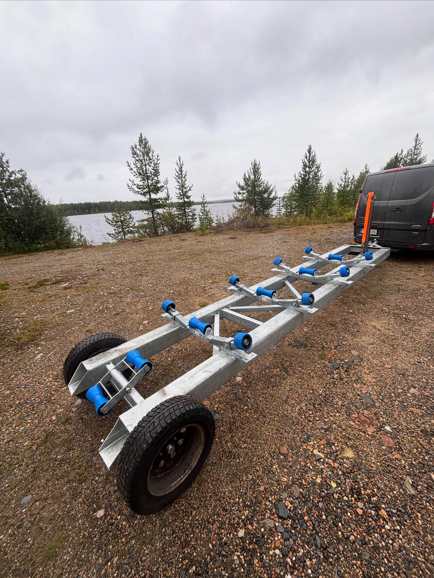 Hei,
Meillähän yrityksessä tehdään kaikenlaisia innovaatioita vähän väliä ja me rakennellaan omia härpäkkeitä ja laitteita omiin tarkoituksiin.
Useasti meiltä kysytäänkin, että onko mahdollista rakentaa jokin tietty juttu..
Noh, nyt me tuossa tehtiin kaksi samanlaista Vene - Satama traileria. Yksi tuli itselle käyttöön ja toinen pistettiin myyntiin.
Tämä malli on semmoinen, joka voidaan upottaa syvemmälle veteen josta sitten esim. Auto pystyy sen veneen vetämään kuivalle maalle.
Katotaan mitä sitä talvella muuta keksii…
#sodankylä #petkula #työpalvelu #venetraileri #satamatraileri #traileri #vene #innovaatio #ranta #sodankylänyrittäjät