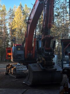 Hei,
Tässä ollaan 2 viikkoa täyttä putkea korjailtu, ehostettu ja paranneltu työkoneita vuorotellen. Aina näistä jotain löytyy, yleinen vika on sähkövika.
Tässä meidän Hitachi- kaivinkoneessa vika oli katkennut johto joystickilta. Niin ei kääntö toiminut ja poltti sulakkeen. Tyyppivika taitaa olla, kun hankaa joystickin metalli kulma johtoa. Kun on niin ahtaasti rakenneltu…
Tämäkin kaivinkone kävi mutkan Kommattivaaralla leventelemässä latuja, usean omakotitalon pihalla raapimassa ja tasoittelemassa sekä kaivon kivetystä parantamassa.
Vielä ennättää tekemään täksi syksyksi projekteja!
#hitachi #xs-225 #kaivinkone #sodankylä #petkula #kommattivaara #syksy #tyyppivika #sähkövika #joystick #työpalvelu #hitachiexcavator