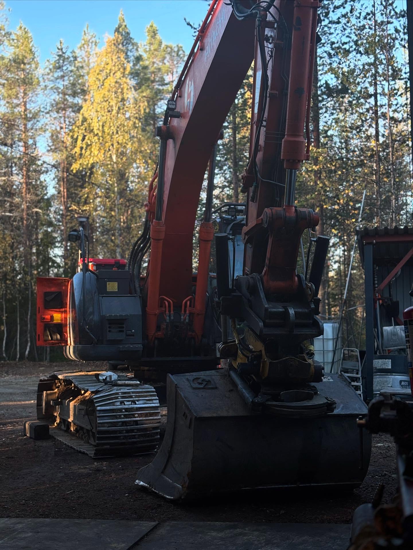 Hei,
Tässä ollaan 2 viikkoa täyttä putkea korjailtu, ehostettu ja paranneltu työkoneita vuorotellen. Aina näistä jotain löytyy, yleinen vika on sähkövika.
Tässä meidän Hitachi- kaivinkoneessa vika oli katkennut johto joystickilta. Niin ei kääntö toiminut ja poltti sulakkeen. Tyyppivika taitaa olla, kun hankaa joystickin metalli kulma johtoa. Kun on niin ahtaasti rakenneltu…
Tämäkin kaivinkone kävi mutkan Kommattivaaralla leventelemässä latuja, usean omakotitalon pihalla raapimassa ja tasoittelemassa sekä kaivon kivetystä parantamassa.
Vielä ennättää tekemään täksi syksyksi projekteja!
#hitachi #xs-225 #kaivinkone #sodankylä #petkula #kommattivaara #syksy #tyyppivika #sähkövika #joystick #työpalvelu #hitachiexcavator