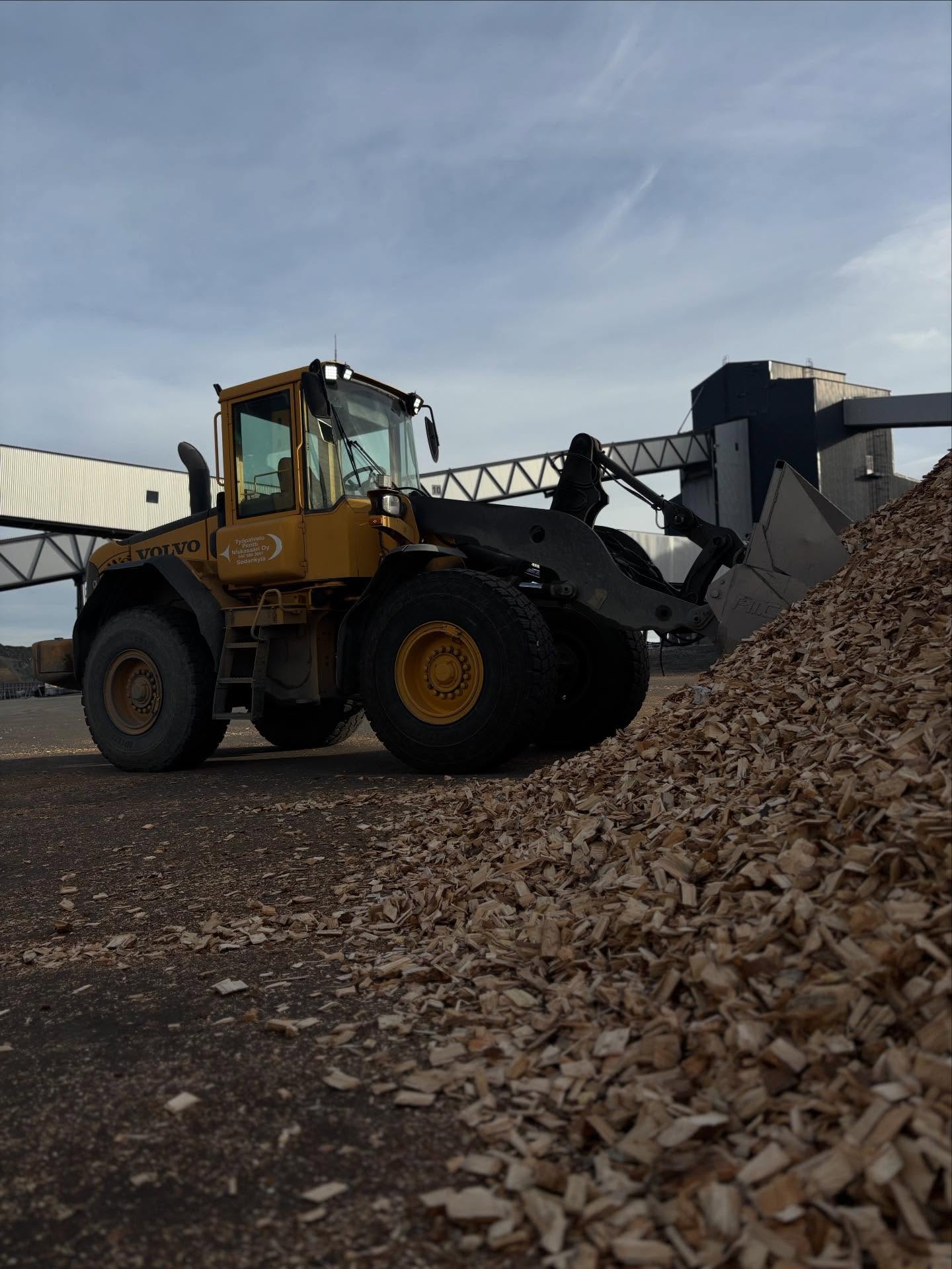 Hei,
Ollaan pikku hiljaa alettu tekemään tämmöistä hakkeen syöttämistä voimalaitokseen.
Tässä ollaan Boliden Kevitsan kaivoksen lämpölaitoksen hake kasan edessä tunnelmoimassa hyvän sään aikana.
Meillähän on pyrkimyksenä Työpalvelu Pentti Niskasaari Oy- yrityksessä tehdä laaja-alaisesti kaikenlaisia työmahdollisuuksia. Joista tämä nyt tuli meille uutena lisäyksenä.
Ehkä jossain muuallakin tätä tehdään sitten tulevaisuudessa…
Ei tässä muuta.
#hake #hakekasa #puuhake #voimalaitos #energia #puulämmitys #hakepuu #kevitsa #adven #lämpölaitos #sodankylä #petkula #kaivos #boliden