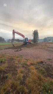 Hei,
Ollaan tässä viime aikoina kierrelty kaivinkoneilla erilaisilla työmailla. Ollaan käyty laikuttamassa metsä palstaa, tasottamassa talon pihaa, nostamassa - siirtämässä isoja kiviä ja hiihtolatua levennetty…
Tässä ollaan Sodankylän kunnan urheilukentällä tasoittamassa maata, että saadaan ensi vuodeksi hyvä nurmikko kentän ympärille. Tämä on sitten kuitenkin ensi keväänä! Antaa lumen painattaa maata sillä aikaa.
Ei meillä muuta…
#sodankylä #urheilukenttä #kaivinkone #hitachi #työpalvelu #urakkahommia #sodankylänyrittäjät #tasoitustyöt