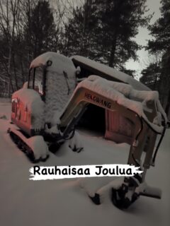 Hei,
Työpalvelu Pentti Niskasaari Oy toivottaa kaikille yhteistyökumppaneille, asiakkaille ja muillekin Rauhaisaa Joulua!
Me ainakin lähdetään tästä viettämään aikaa tuonne ruokapöydän suuntaan kinkun merkeissä..
Joulutunnelma kuvaan pääsi tällä kertaa tuo meidän Hengwang kaivinkone!
Ei tässä muuta tällä kertaa…
#sodankylä #petkula #joulu #hengwang #kaivinkone #kinkku #työpalvelu