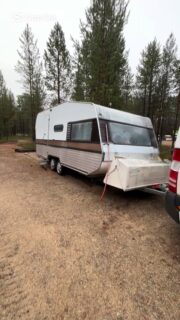 Hei,
Tämmöinen pieni matkailuvaunu projekti otettiin itsellemme.. 😄
80- luvun matkailuvaunu Solifer Artic 55TT meni palasiksi ja otimme ainoastaan rungon käyttöön tulevaa projektia varten.
Matkailuvaunu Solifer oli jo niin huonossa hapessa, että sorkkarauta meni yhdestä iskusta läpi. Kivan kesäiset tuoksut oli myös matkailuvaunussa, että jos olisi jäänyt yöksi nukkumaan. Niin ei välttämättä olisi nukkuja ikinä herännytkään…
Eipä tässä muuta…
#soliferartic #solifer #matkailuvaunu #campinglifestyle #sodankylä #työpalvelu #petkula #kaivinkone #hitachi #lappi #asuntovaunu #asuntovaunuprojekti