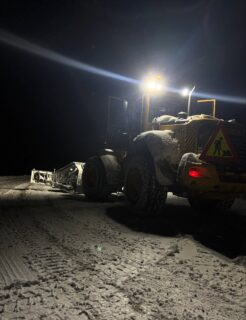 Hei,
Tuli tässä Sodankylässä kivasti lunta. Sitä me oltiin jo odoteltukin, että päästään pyöräkuormaajat otettua käyttöön.

Kivaa yksinkertaista hommaa, ei tarvi kovin ajatella sen kummempia, kun tämmöisillä pukkailee lunta.

Me uskotaan Volvo -merkkisiin pyöräkuormaajiin, koska niihin kuitenkin löytyy runsaasti varaosia!

Ei tässä muuta…

#sodankylä #pyöräkuormaaja #pyöräkuormaajavolvo #volvo #lunta #lappi #koneurakointi #työpalvelu #sodankylänyrittäjät