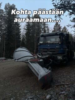 Hei,
Ensilumet on kyllä tulleet muutamia viikkoja sitten, mutta nyt näyttäisi siltä että tulee sen verran lunta Sodankylään. Niin voi kyllä aurauskaluston ottaa kesälomilta käyttöön, päästään tässä ihan lähiaikoina aurailemaan.

Jos Sodankylässä tai ehkä muuallakin tarvitaan talven aikana lumen työntämistä ja heittämistä niin soitelkaa vaan meille. Niin katsotaan lähteekö täältä meidän hallista kuvassa oleva kuorma-auto vai pyöräkuormaaja lumi hommiin..

Ei tässä muuta…

#auraus #lumiauraus #sodankylä #petkula #aurauskalusto #pyöräkuormaaja #talvitulossa #kesälomaloppuu #työpalvelu