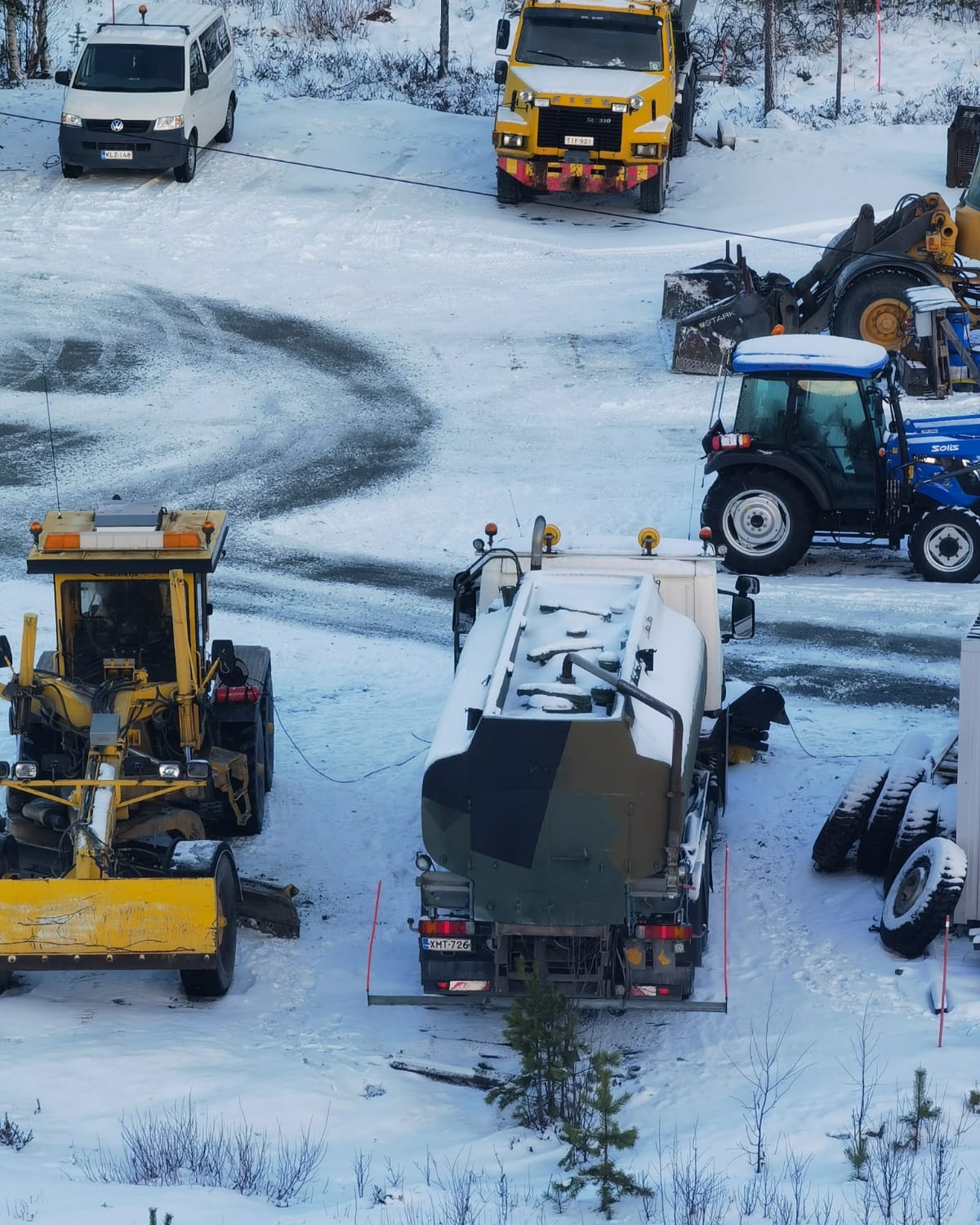 Hei,
Tässä muistelee vuotta 2024 alku talvea. Oli tuolloin ensilumet tulleet ja meillä oli vielä Scania kylmentymässä pakkasessa, mutta vielä kerkesi tulla lämpökelit ja piti silloinkin vähän letkuttaa vettä Scanialla ja harjata etuharjalla...

Nykyään Scania on talvilomalla ja ollaan tehty siihen muutos juttuja kesää 2026 varten.

Meillähän on tuo keltainen SISU kuorma-auto ja Sininen Solis traktori myynnissä, koska ei me oikein noilla tehdä mitään.

Siitä vaan joku ostamaan... 😊

Ei tässä muuta...

#sodankylä #scania #talvi #sisu #solis #transporter #Volvo #työpalvelu #petkula #talvituli #lunta